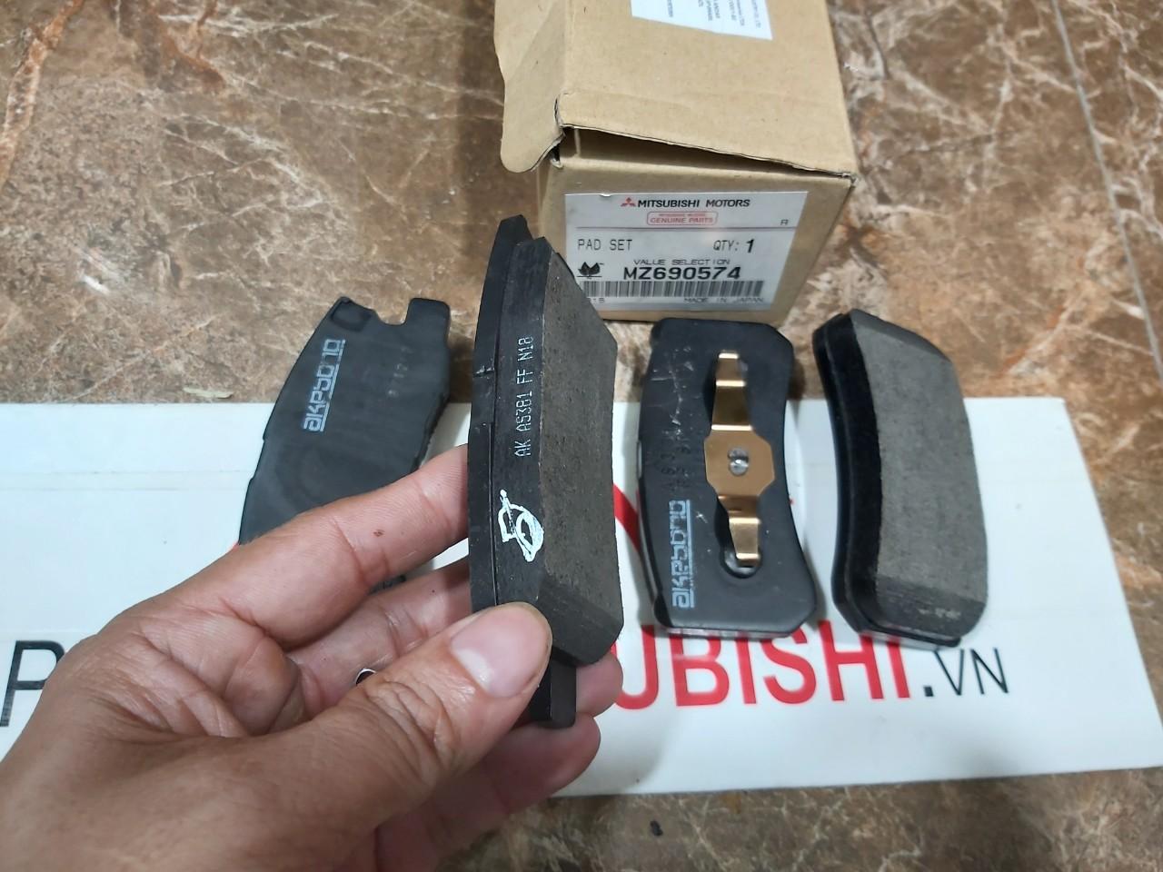 Má phanh sau, Bố thắng sau xe Mitsubishi Pajero Ngân hàng V93