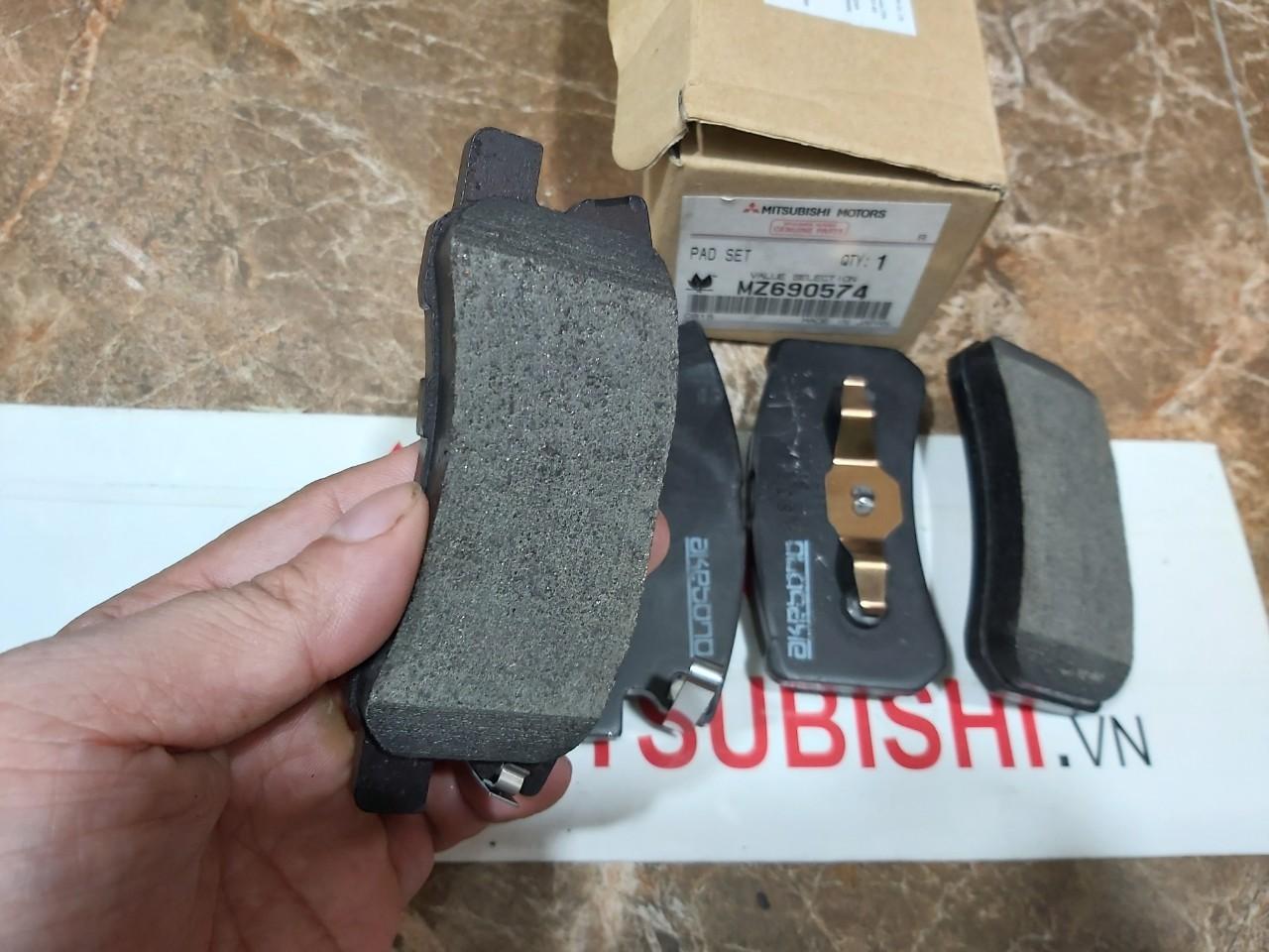 Má phanh sau, Bố thắng sau xe Mitsubishi Pajero Ngân hàng V93