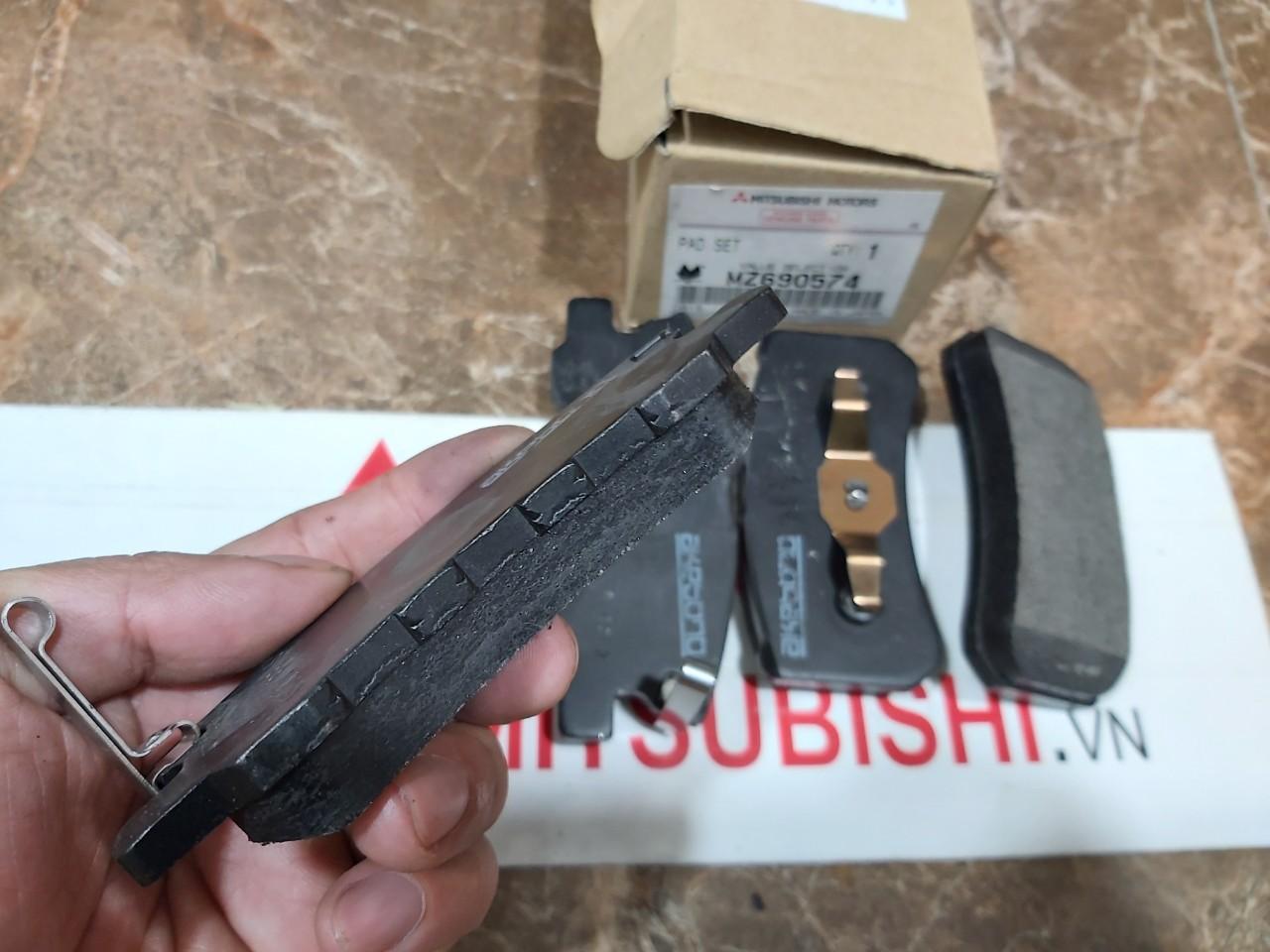 Má phanh sau, Bố thắng sau xe Mitsubishi Pajero Ngân hàng V93