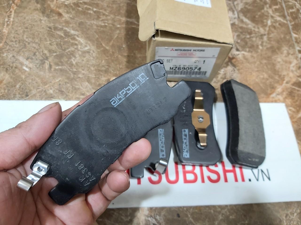 Má phanh sau, Bố thắng sau xe Mitsubishi Pajero Ngân hàng V93