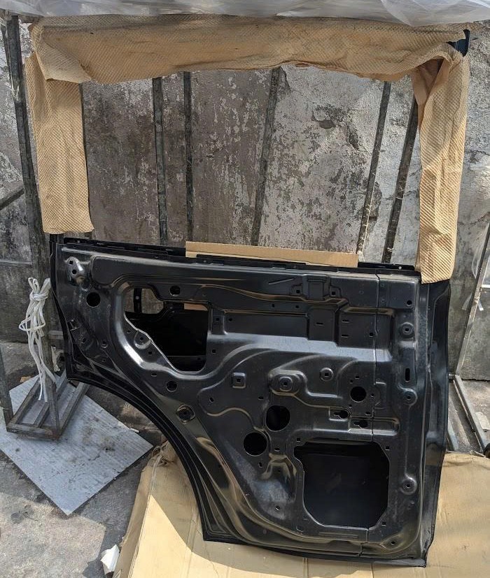 Cánh cửa sau xe Mitsubishi Pajero v93 Ngân hàng chính phủ