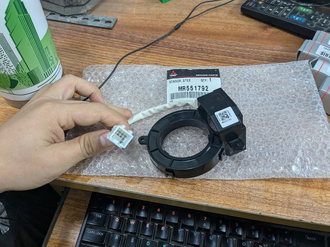 Cảm biến vị trí góc lái Mitsubishi Pajero v93 (phía dưới cáp còi vô lăng) 5giắc