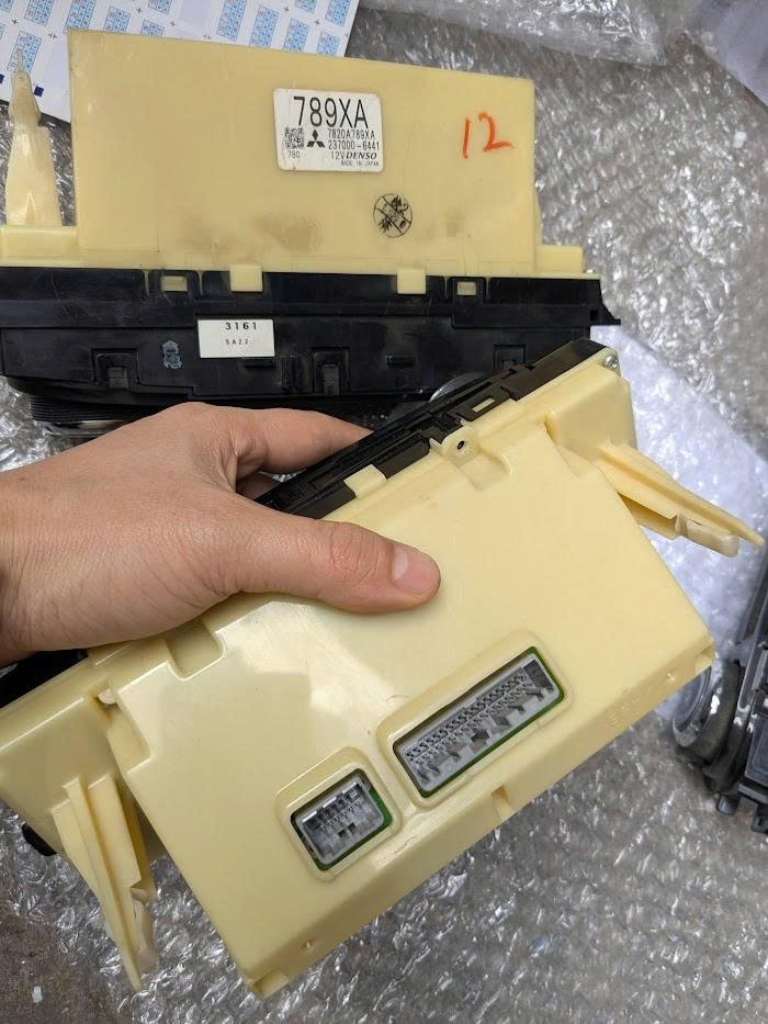 Cụm công tắc điều khiển điều hòa trên táp lô xe Mitsubishi Pajero v93 | Hàng bãi