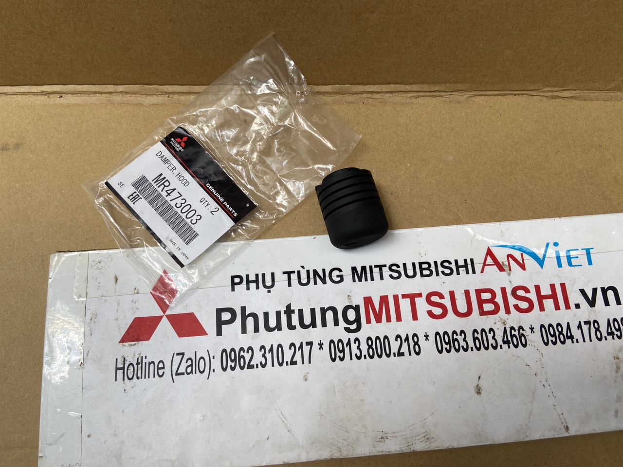 Cao su giảm chấn Capo xe Mitsubishi