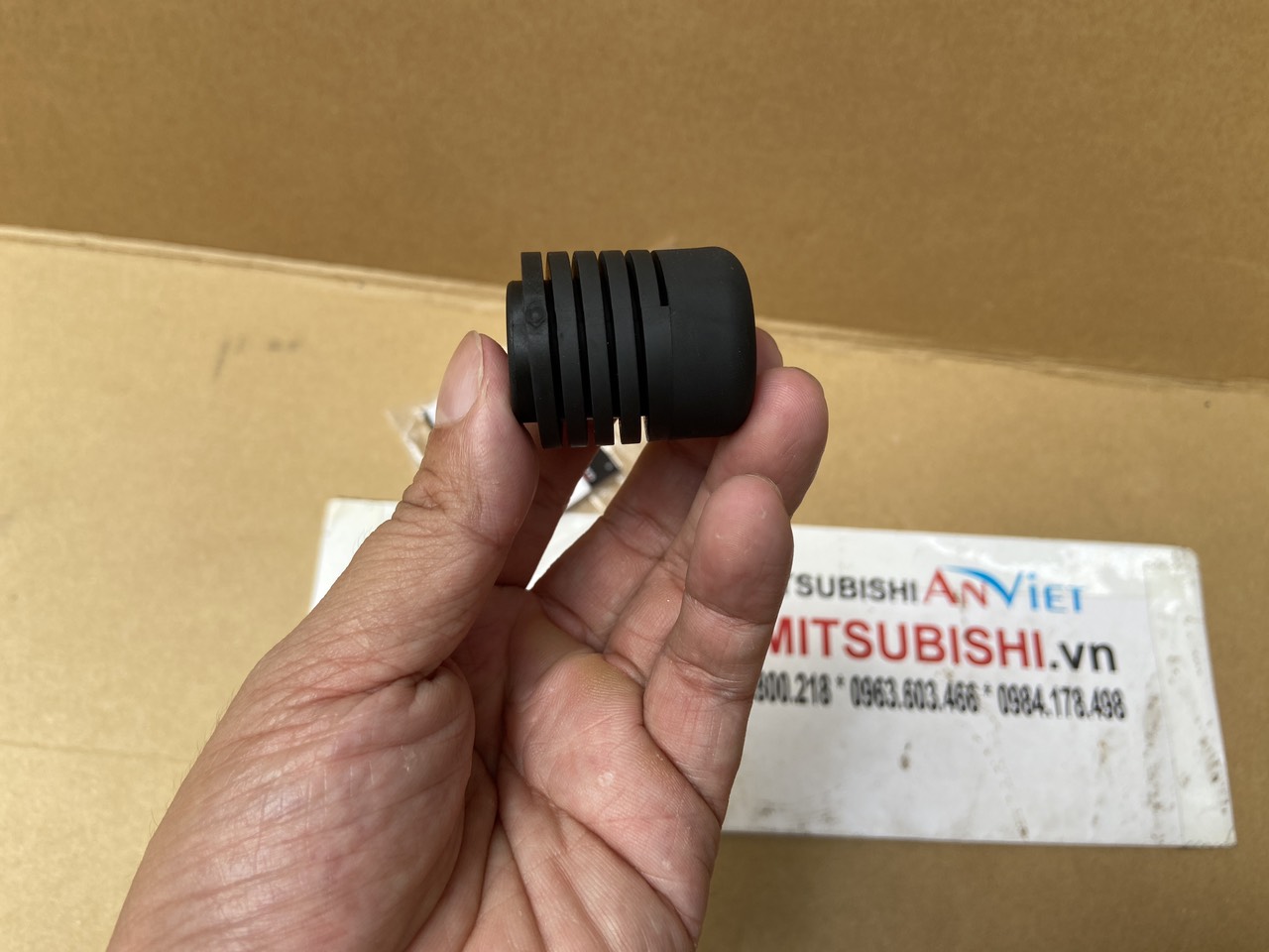 Cao su giảm chấn Capo xe Mitsubishi