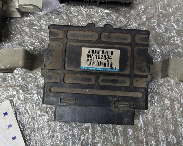 Hộp điều khiển phanh ABS xe Mitsubishi Pajero v93 | Hàng bãi