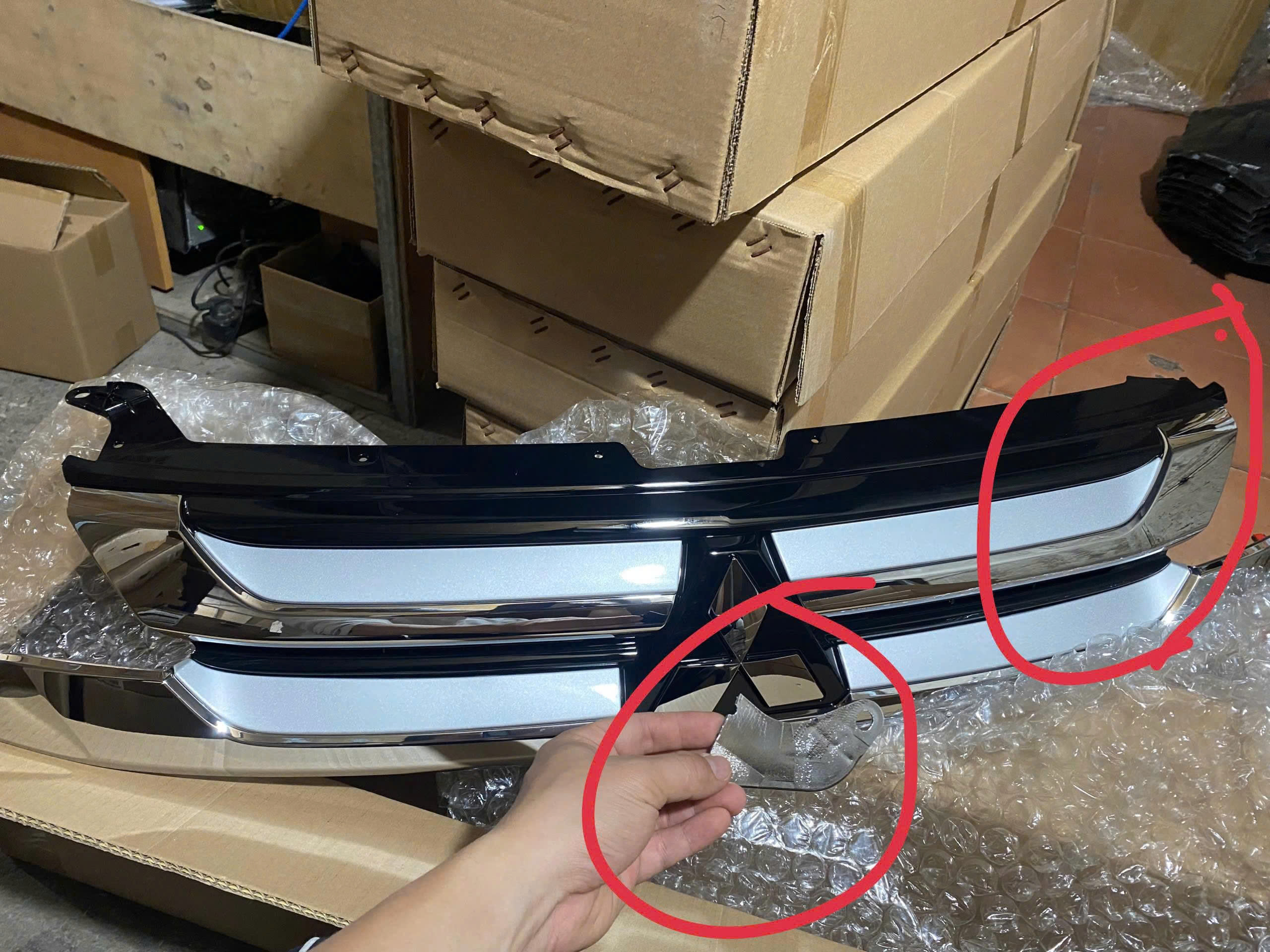 Mặt ca lăng xe Mitsubishi Outlander 2019-2020 hàng thanh lý