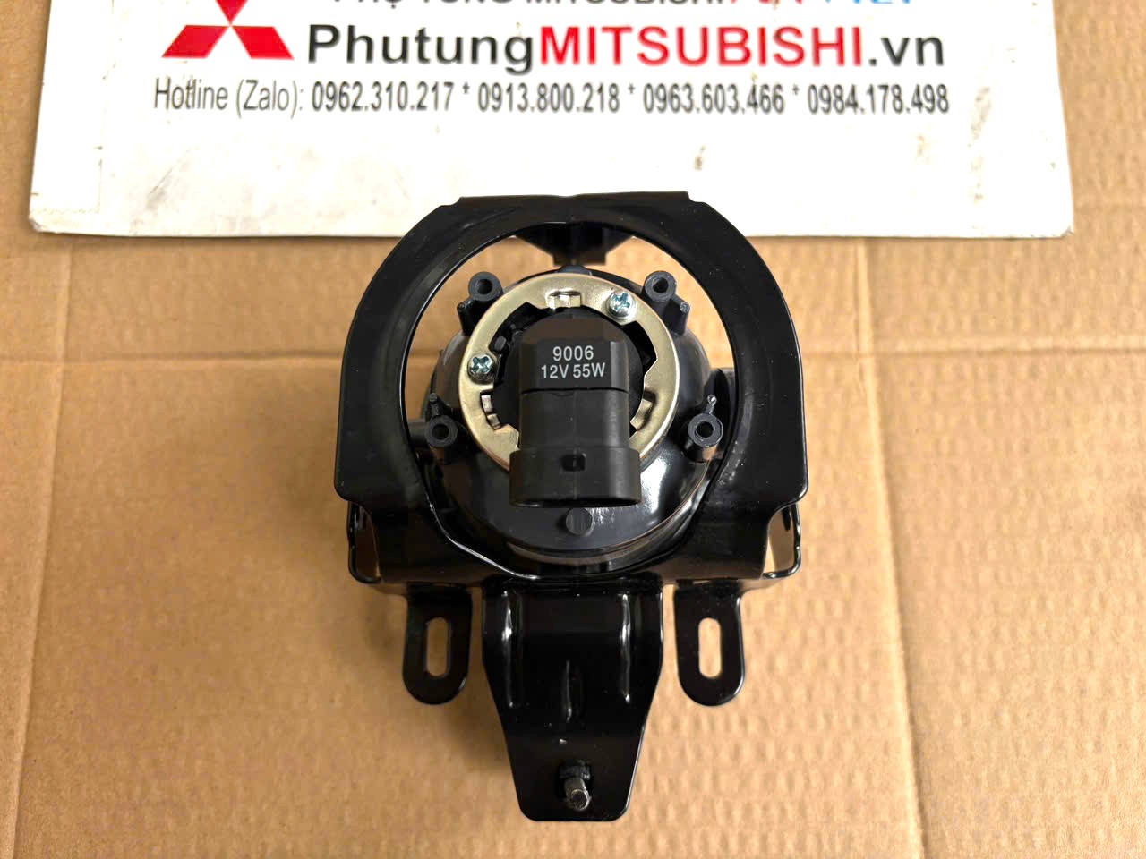 Đèn gầm, Đèn sương mù xe Mitsubishi Pajero Chở tiền ngân hàng V73, V6-3000 MN117111 Chính hãng Hiệu DEKO