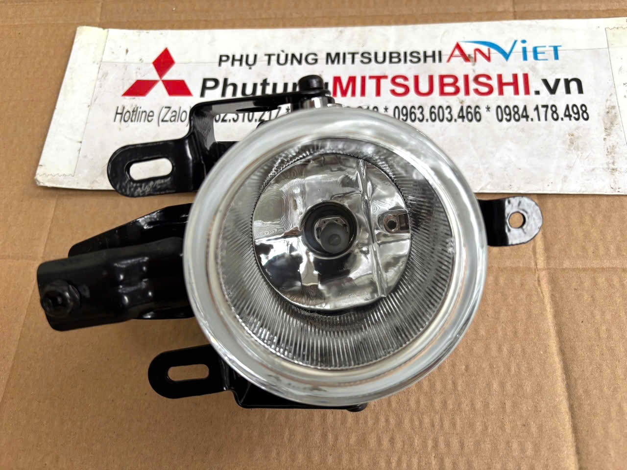 Đèn gầm, Đèn sương mù xe Mitsubishi Pajero Chở tiền ngân hàng V73, V6-3000 MN117111 Chính hãng Hiệu DEKO