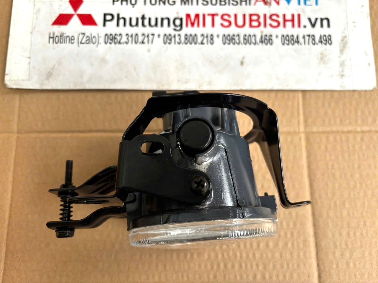 Đèn gầm, Đèn sương mù xe Mitsubishi Pajero Chở tiền ngân hàng V73, V6-3000 MN117111 Chính hãng Hiệu DEKO