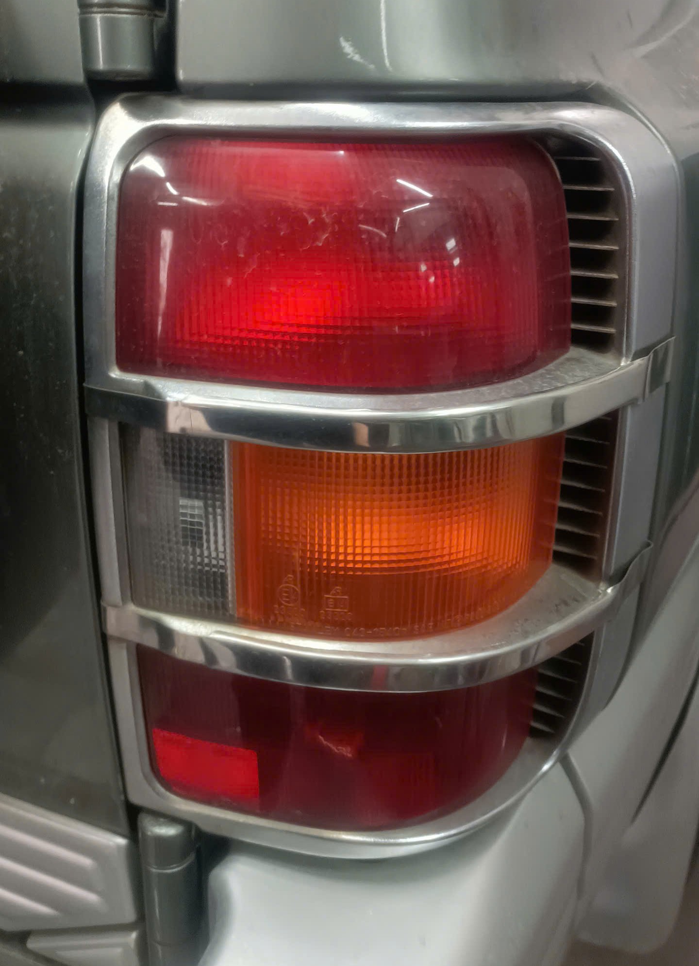 Đèn hậu Mitsubishi Pajero v45, v6-3500 6g74 loại vành mạ chrome dầy - khác với v31 v32 v33 v43