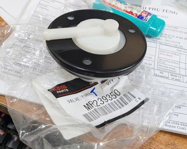 Van thông hơi xăng ở gần bình nhiên liệu Mitsubishi Pajero v33 v31 v32 v33 v43 Mitsubishi lancer 1.6 2000-2002