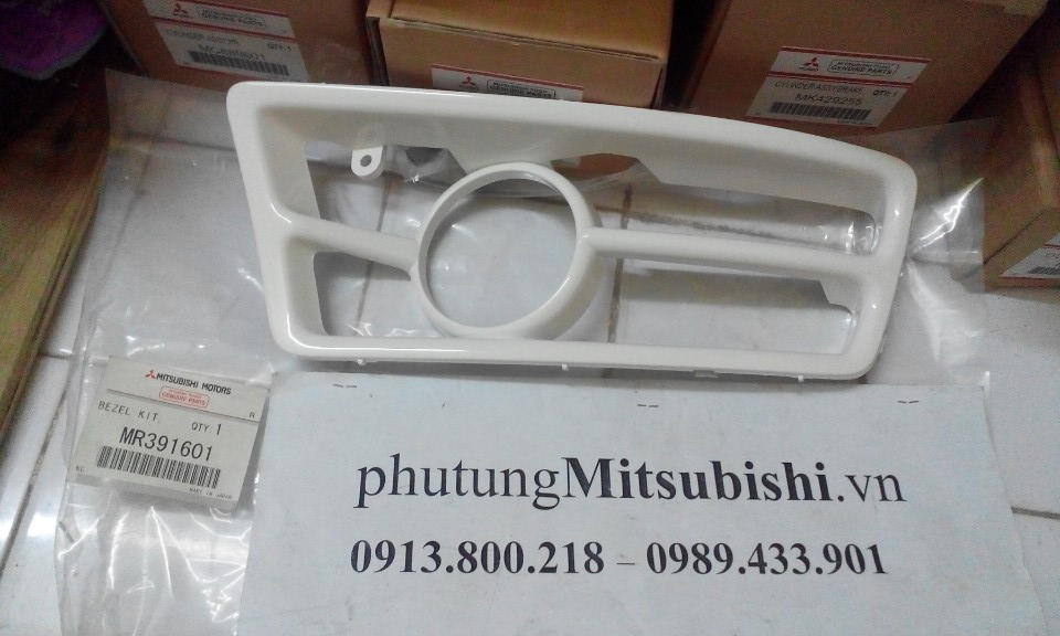Ốp đèn gầm xe Mitsubishi Lancer Gala