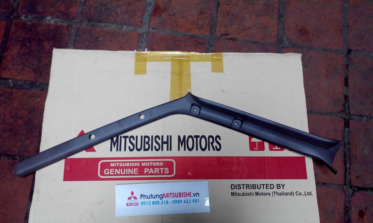 Ốp nhựa trụ kính xe Mitsubishi Pajero
