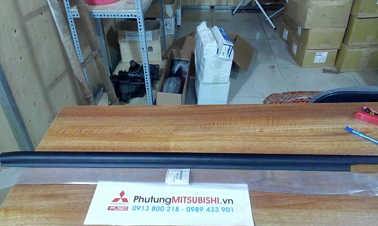 Nẹp chân kính cánh cửa xe Mitsubishi Triton