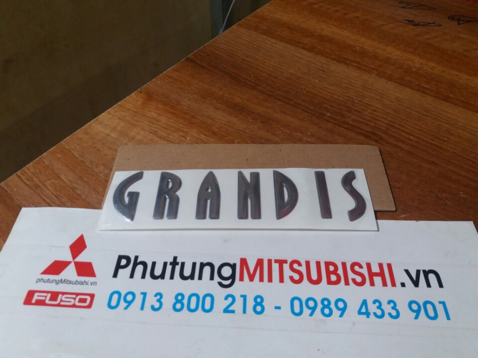 Chữ Grandis màu vàng và màu bạc xe Mitsubishi Grandis
