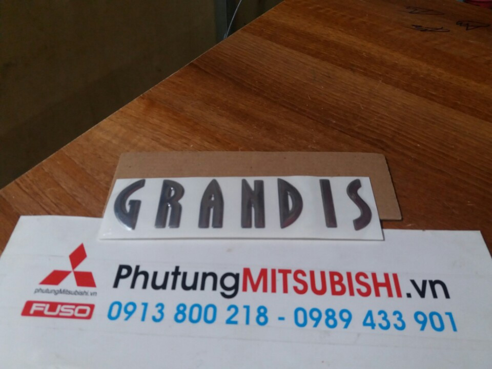 Chữ Grandis màu vàng và màu bạc xe Mitsubishi Grandis