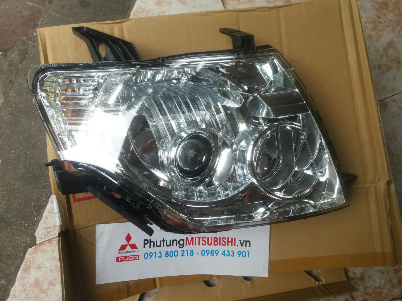 Cụm đèn pha xe Mitsubishi Pajero V93