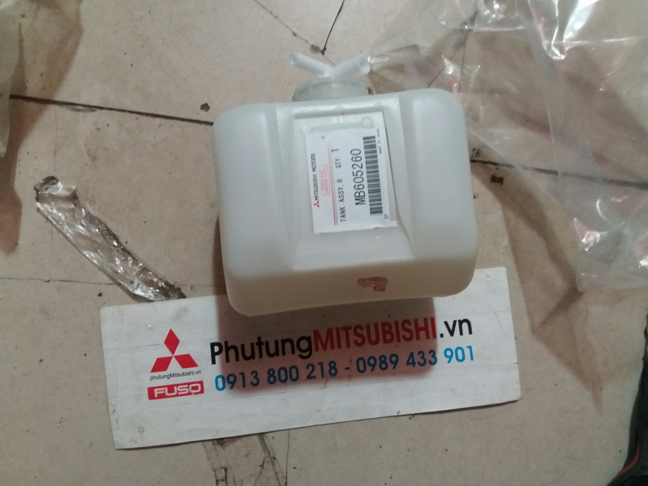 Bình nước phụ xe Mitsubishi Pajero