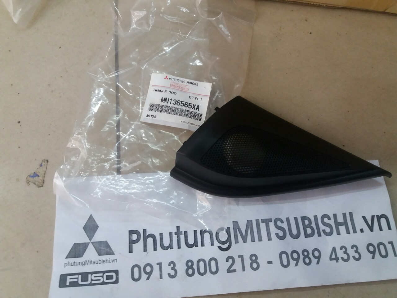 Ốp giả loa chân gương xe Mitsubishi Pajero Sport, Triton
