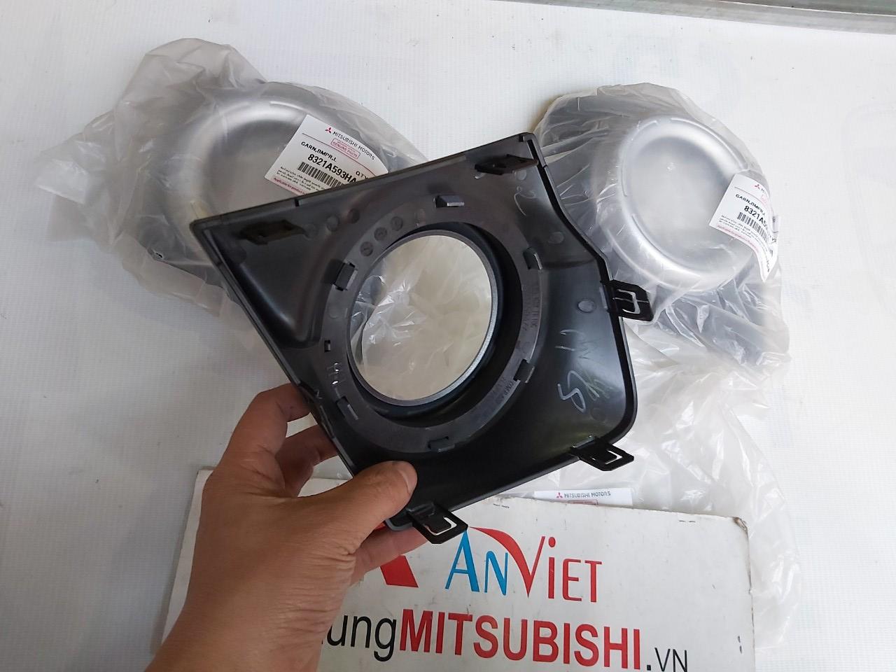 Ốp đèn gầm xe Mitsubishi Triton