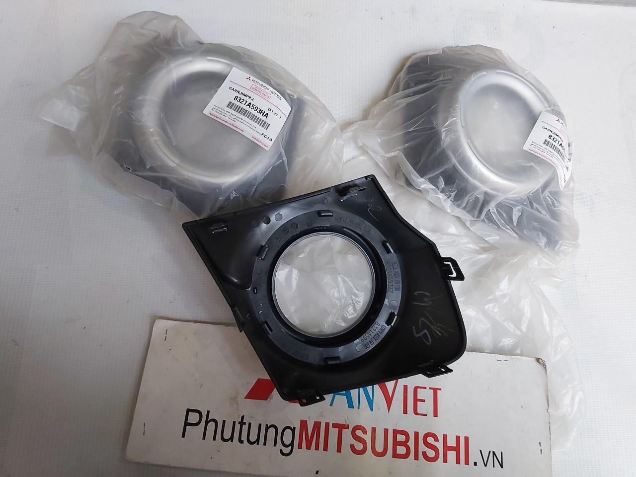 Ốp đèn gầm xe Mitsubishi Triton