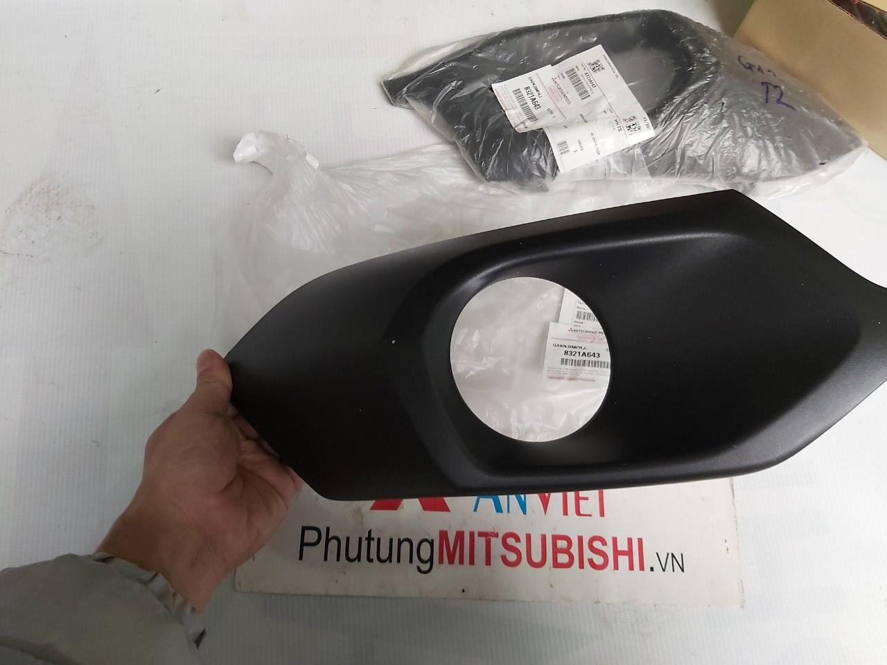 Ốp đèn gầm xe Mitsubishi Pajero Sport 2018