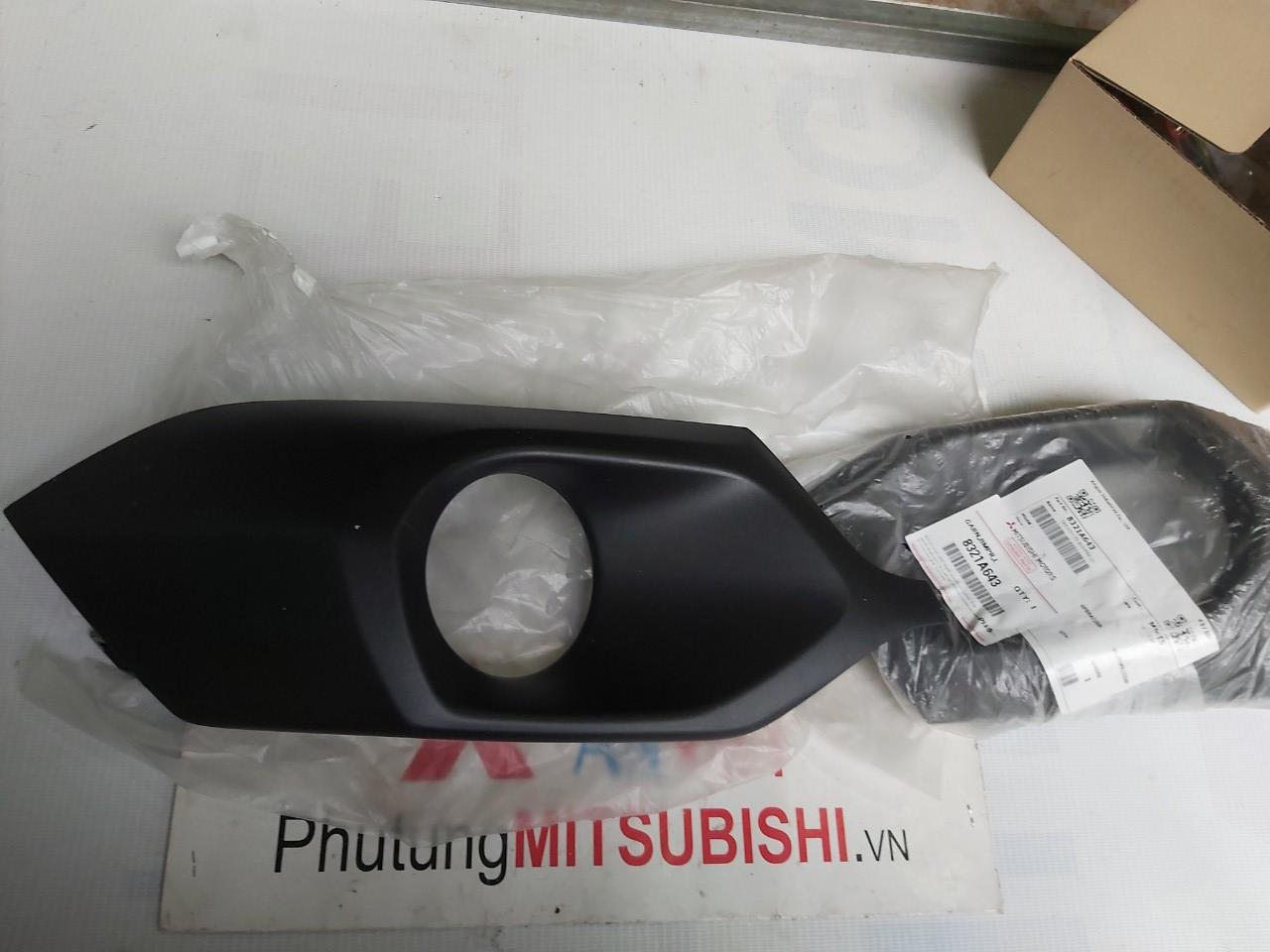 Ốp đèn sương mù xe Mitsubishi Pajero Sport 2018