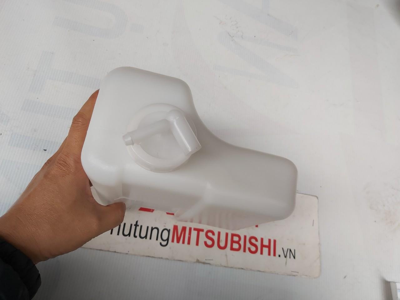 Bình nước phụ xe Mitsubishi Pajero V93