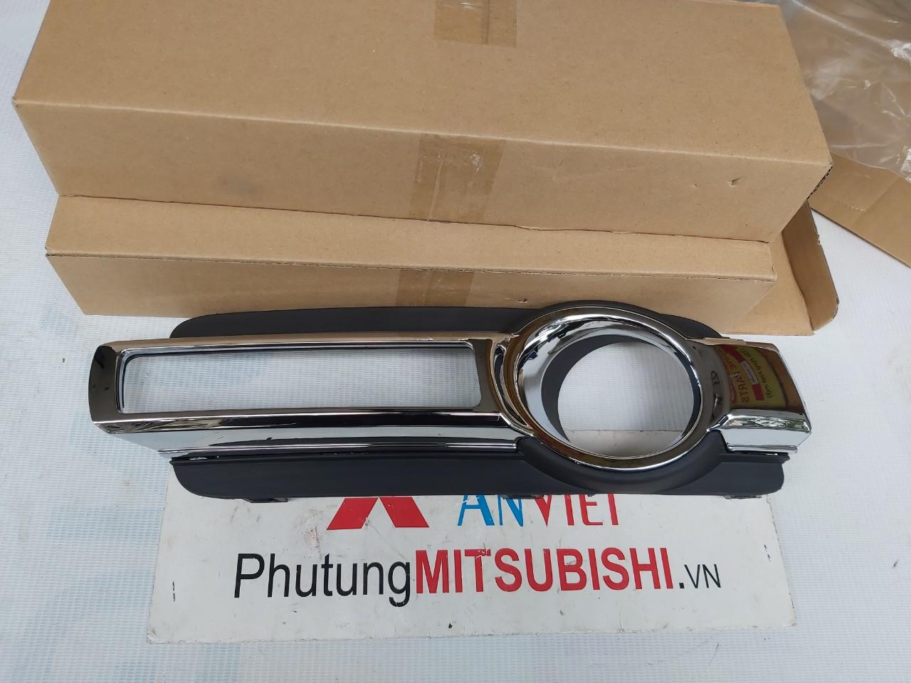 Ốp đèn gầm xe Mitsubishi Pajero ngân hàng 