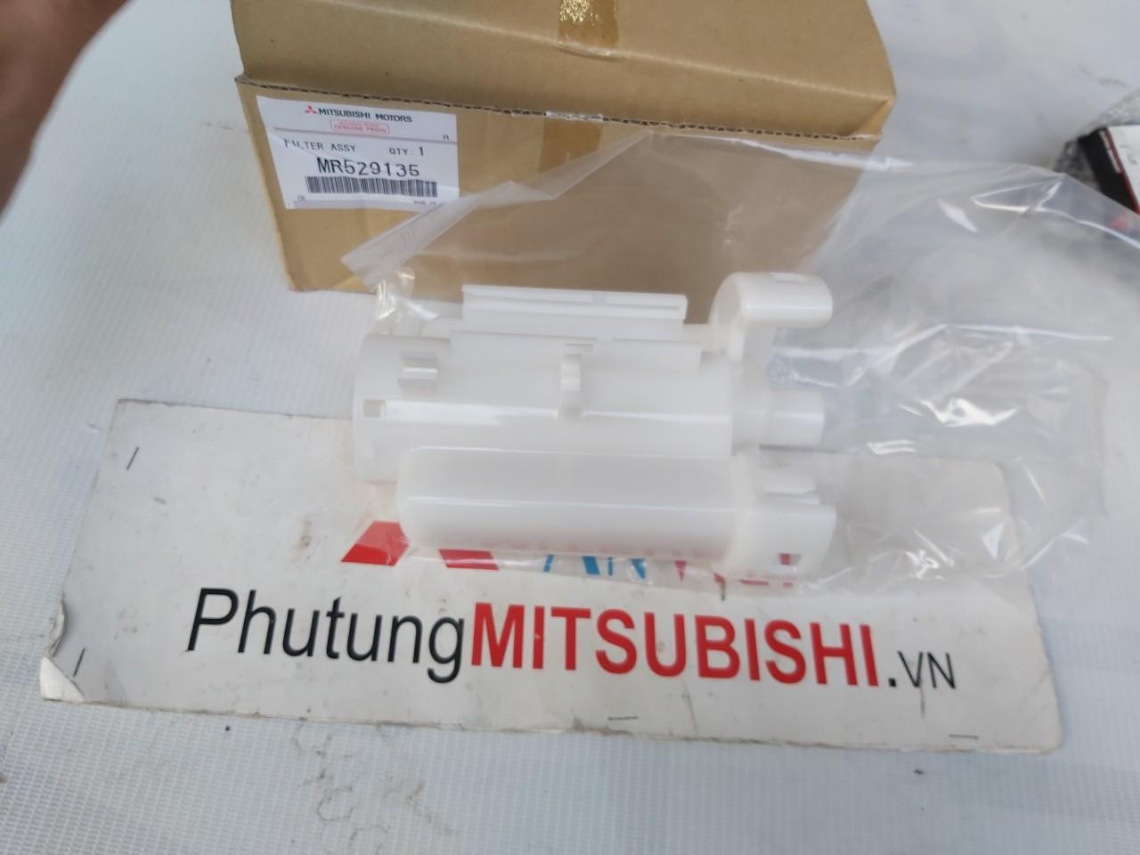 Lọc nhiên liệu xe Mitsubishi Pajero ngân hàng