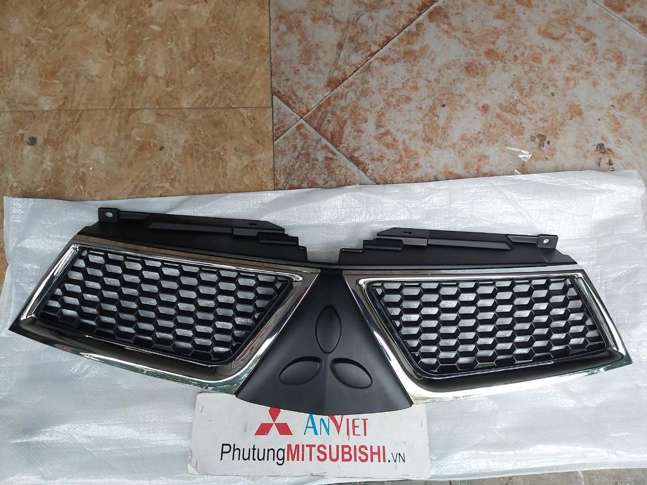 Mặt ca lăng Mitsubishi Pajero Sport