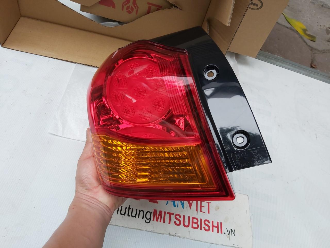 Đèn hậu bên lái xe Mitsubishi Outlander Sport