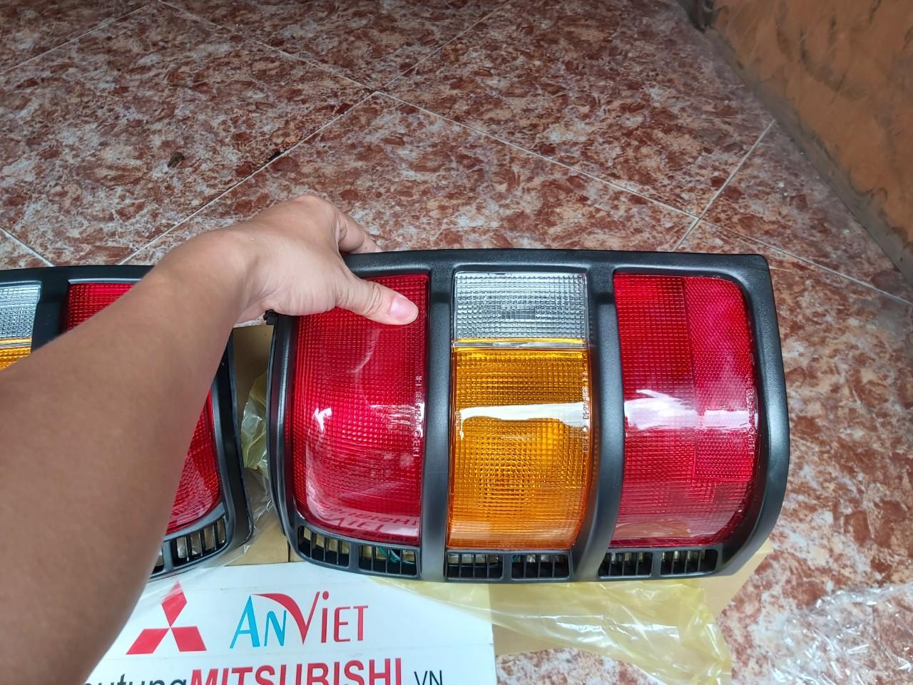 Đèn hậu xe Mitsubishi Pajero