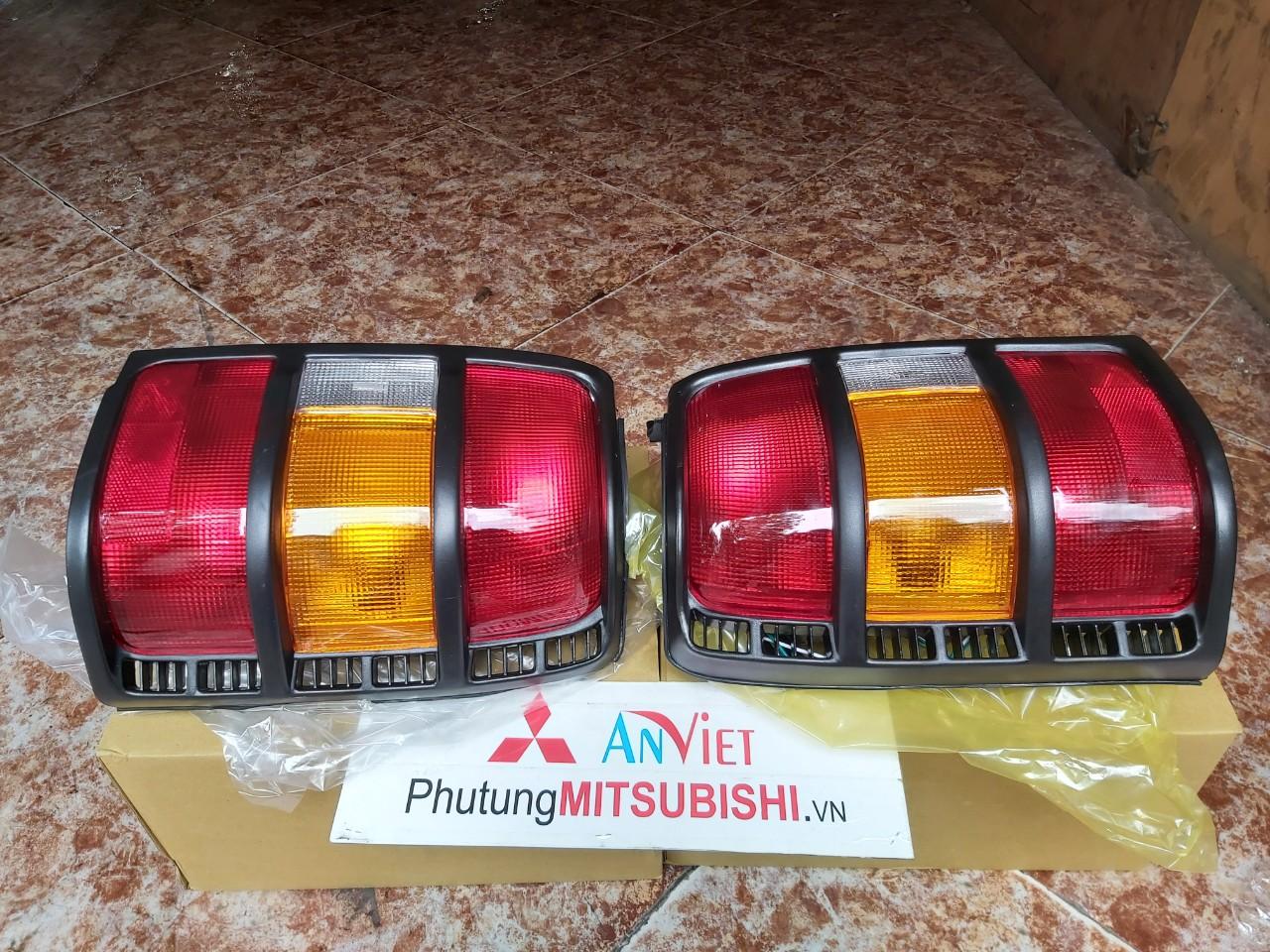 Đèn lái sau xe Mitsubishi Pajero