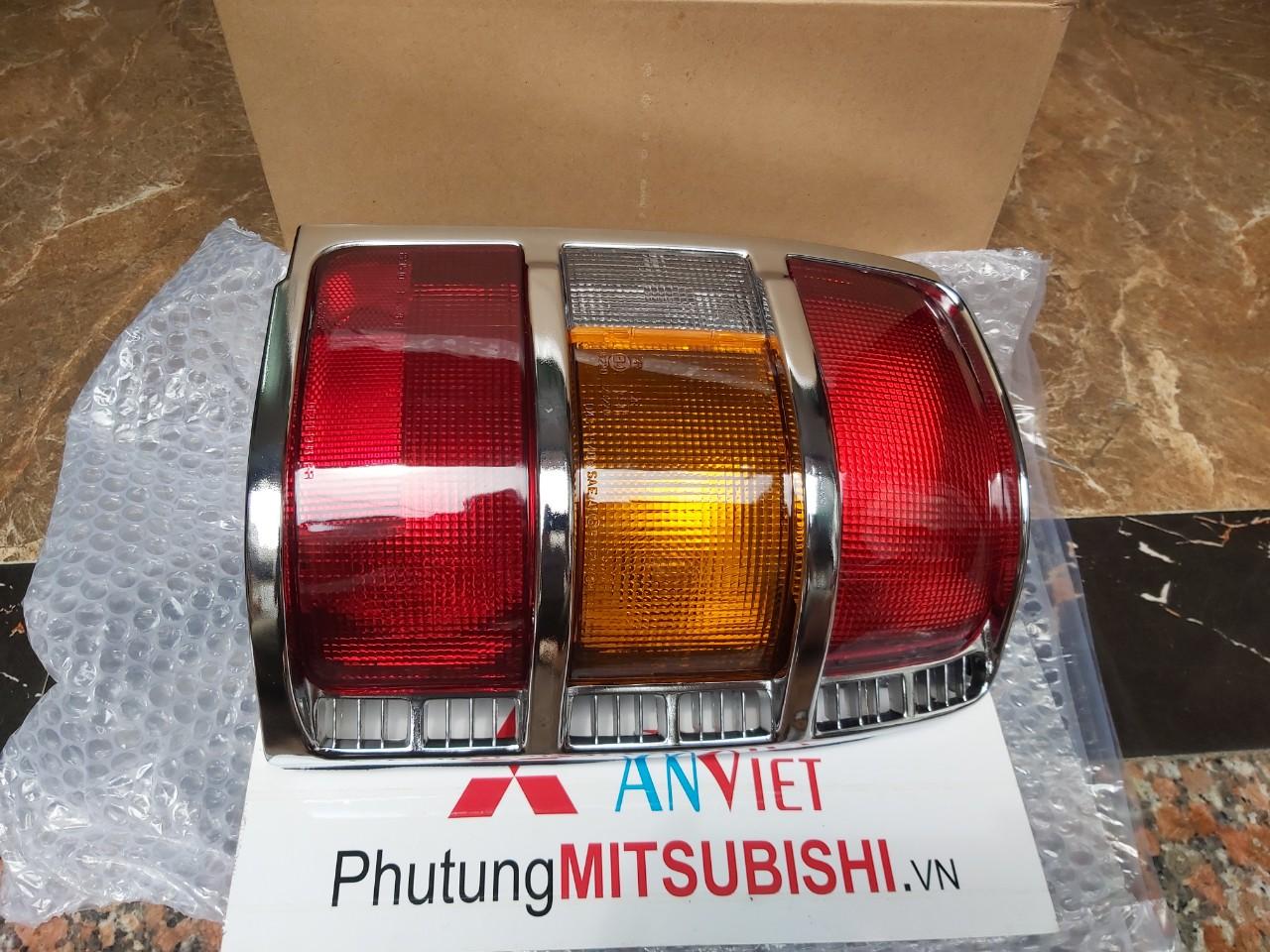 Đèn lái sau xe Mitsubishi Pajero V43
