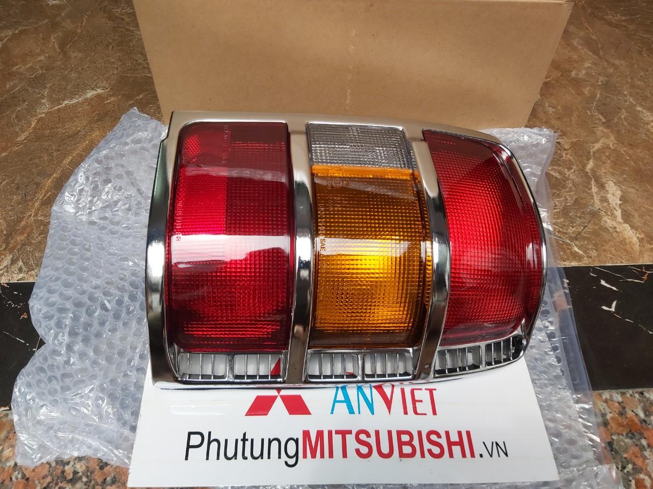 Đèn hậu bên lái xe Mitsubishi Pajero V43