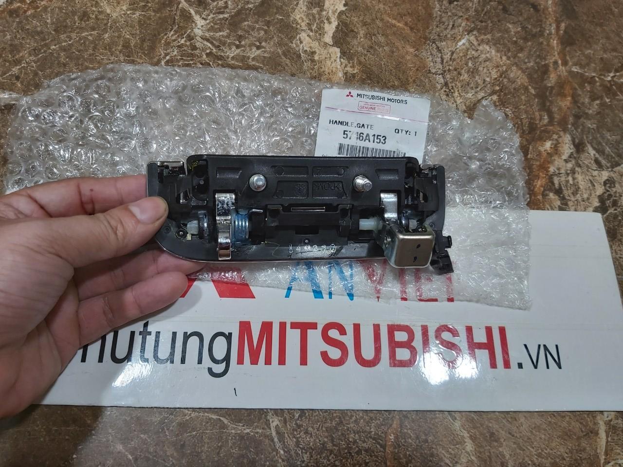 Tay mở bưởng thùng sau xe mitsubishi Triton 2016-2018