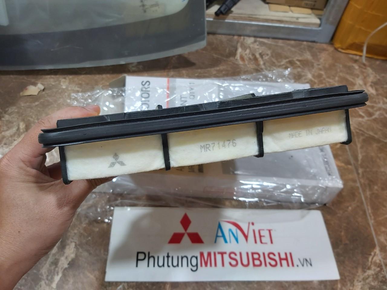 Lọc gió động cơ xe Mitsubishi Pajero Ngân hàng V73