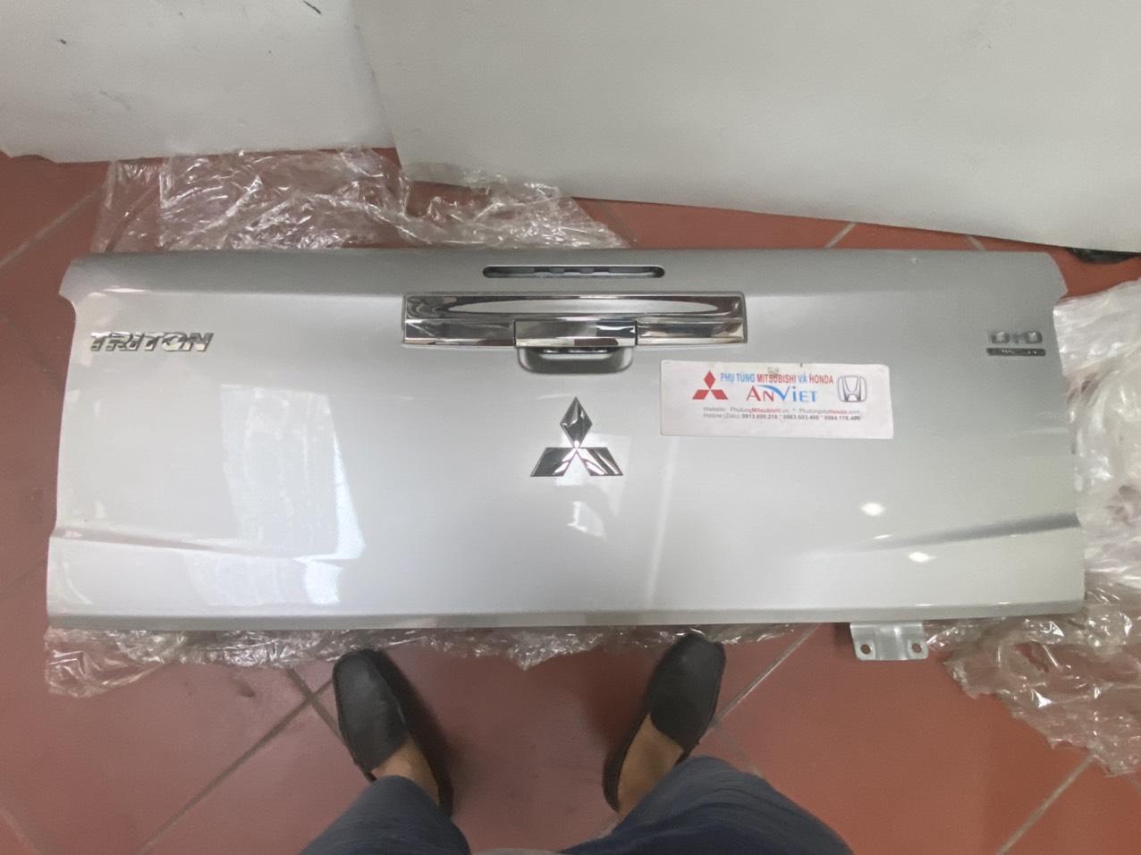 Bưởng thùng sau, cửa thùng sau xe Mitsubishi Triton 2019-2022