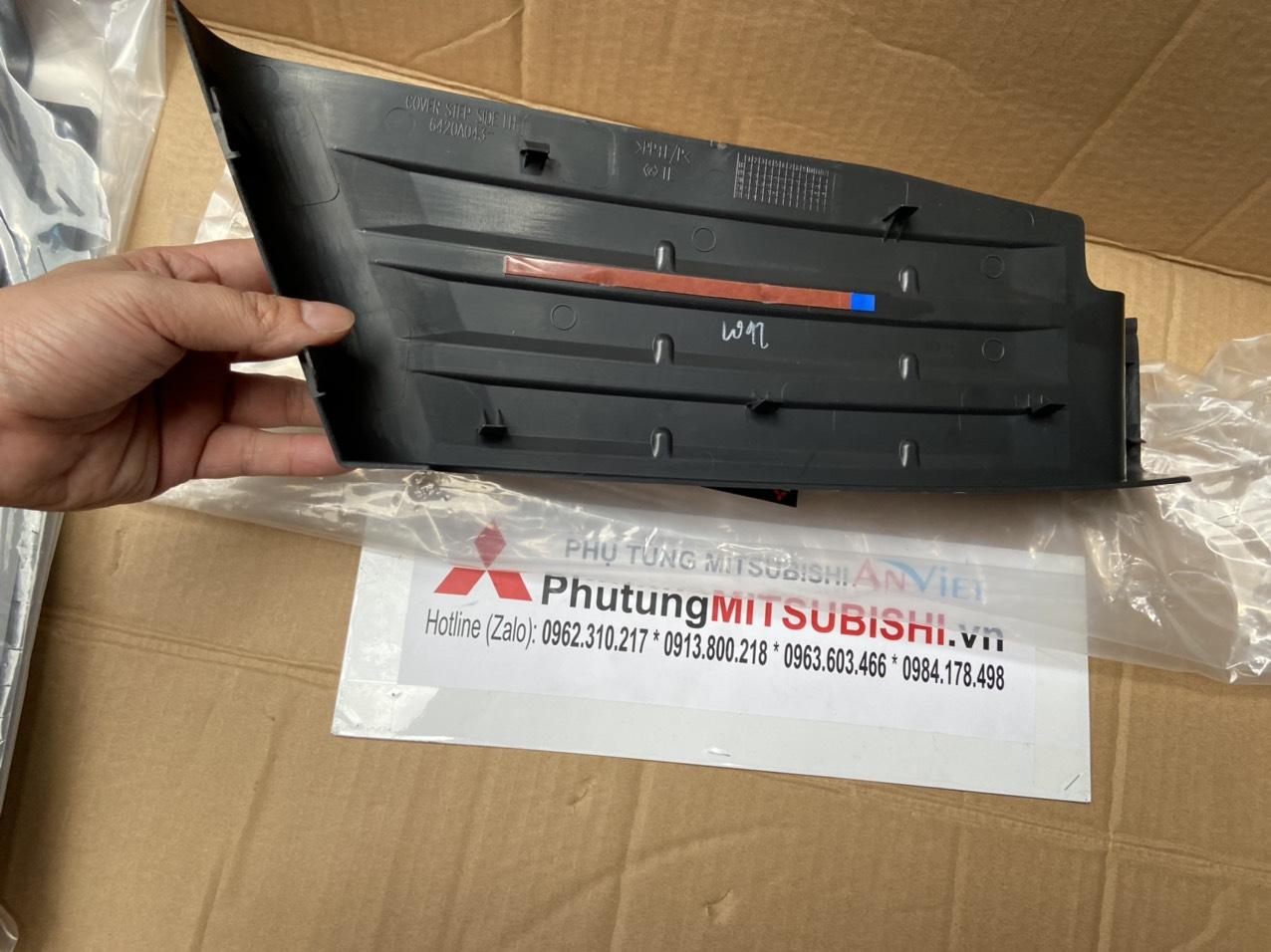 Ốp nhựa trên cản sau xe Mitsubishi TRITON 2019-2023
