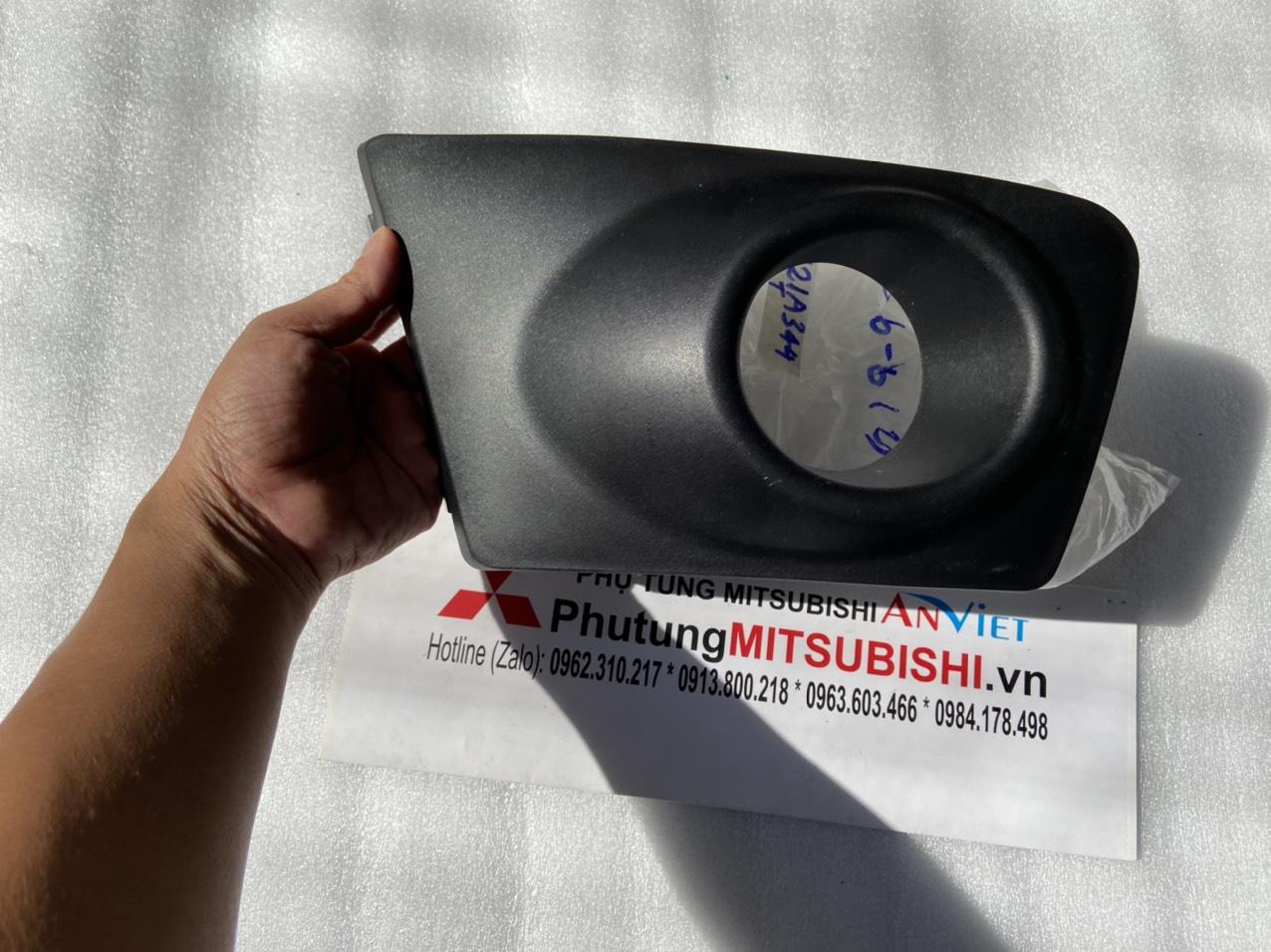 Ốp đèn sương mù xe Mitsubishi Triton 2009-2016