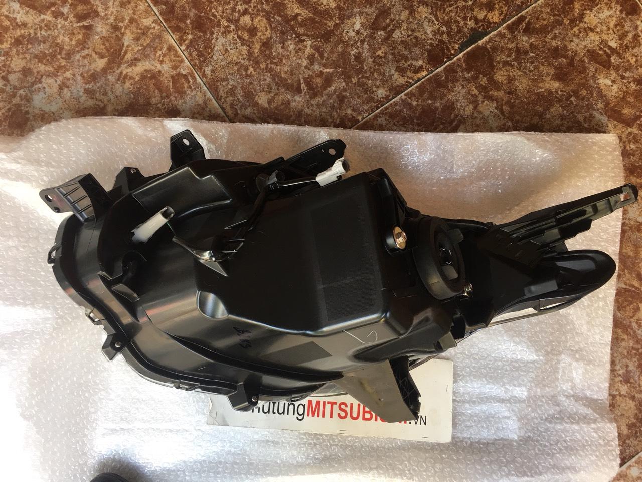 Đèn pha xe Mitsubishi Triton 2009-2015