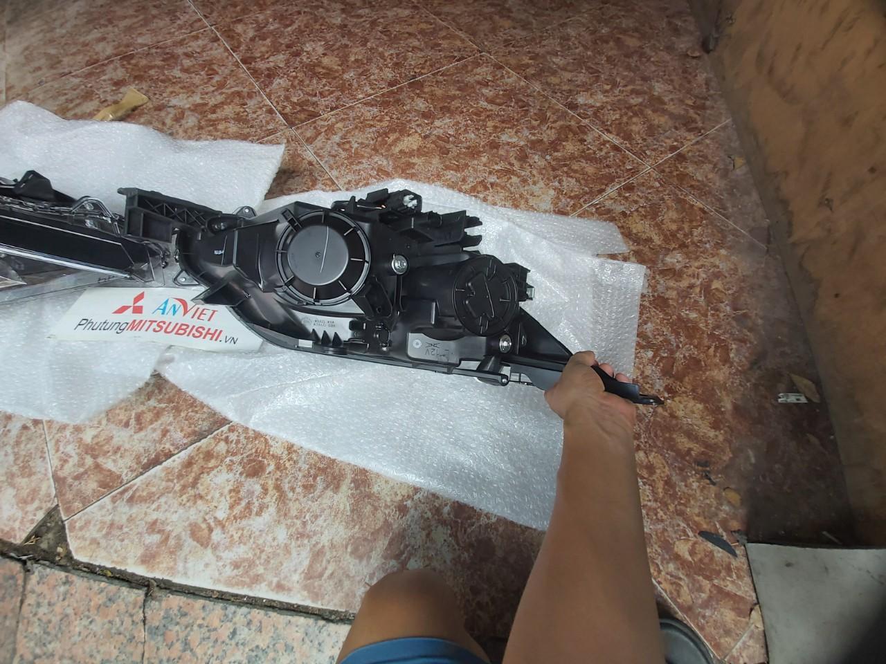 Đèn pha xe Mitsubishi Triton 2019–2024 Halogen