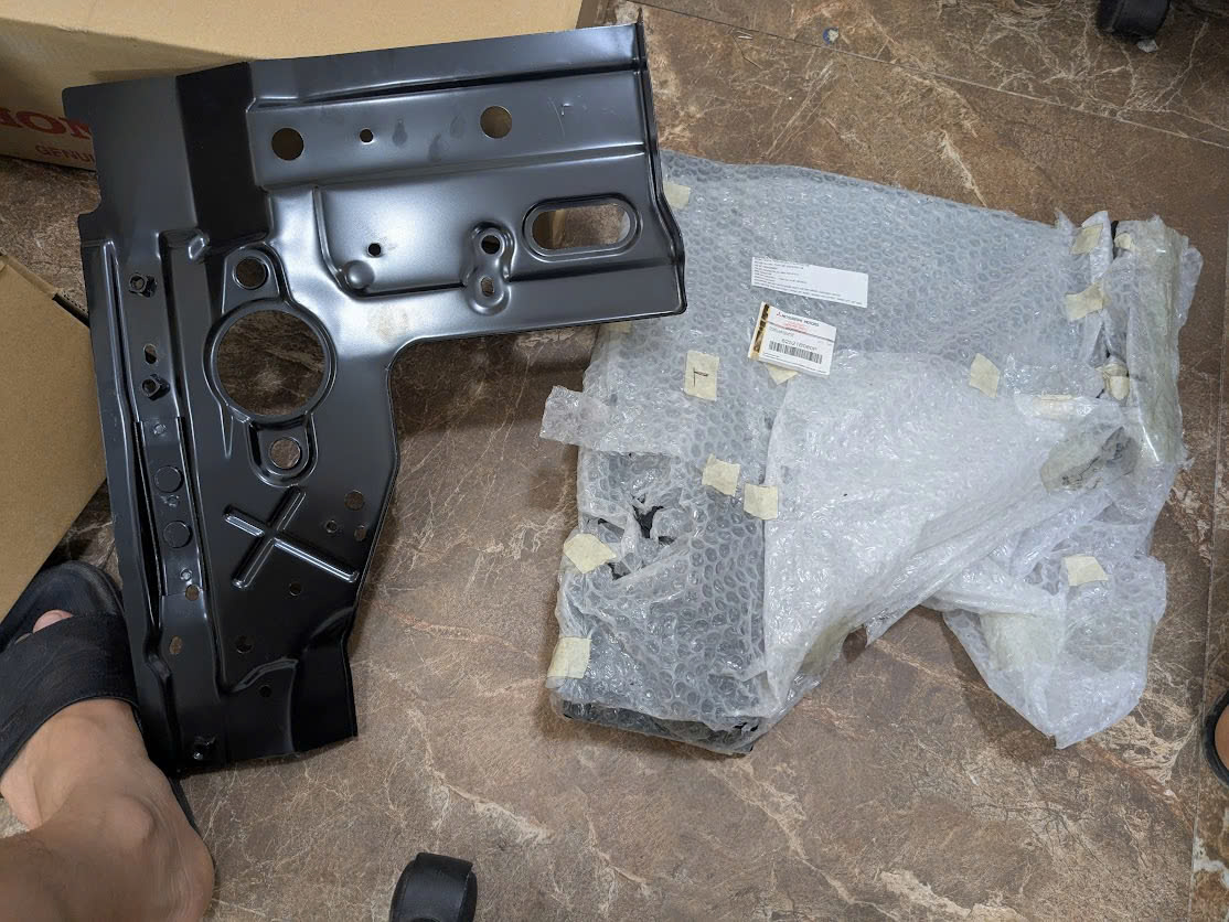 5215a774 xương đầu xe mã lẻ đỡ dưới đèn pha RH và Lh  Mitsubishi Triton 