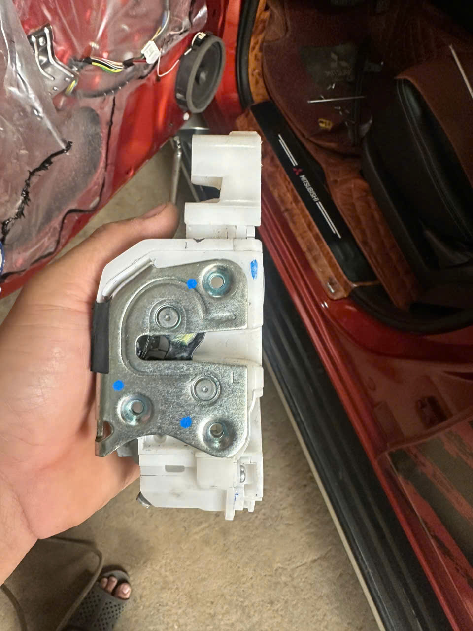 bãi 5715A849 Khóa ngậm cửa trước Lh  Mitsubishi Triton 2015-2022  Mitsubishi Pajero Sport 2018- 2024 5 giắc  - cơ cấu khóa cửa