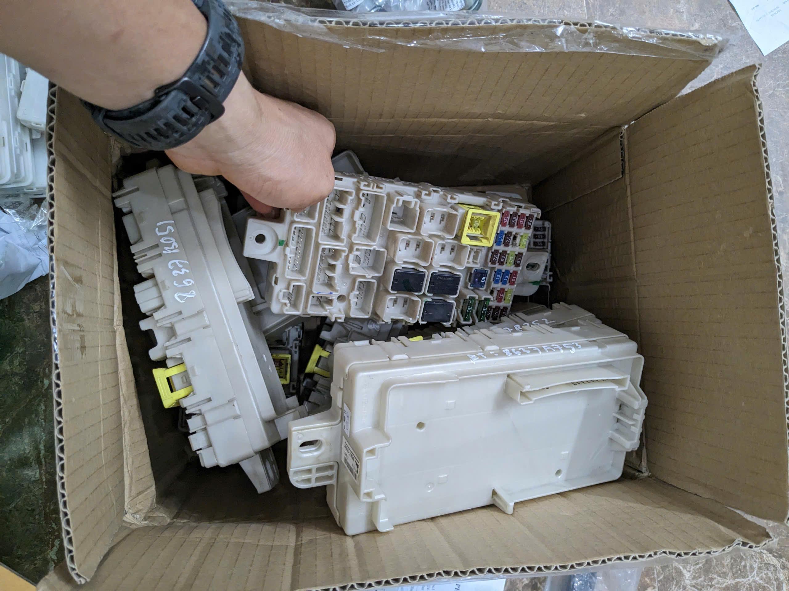 bãi 8565A370 thân hộp cầu chì trong táp lô xe  Mitsubishi Triton máy xăng và dầu (1693=B252/B251 or A753)4481B=B251