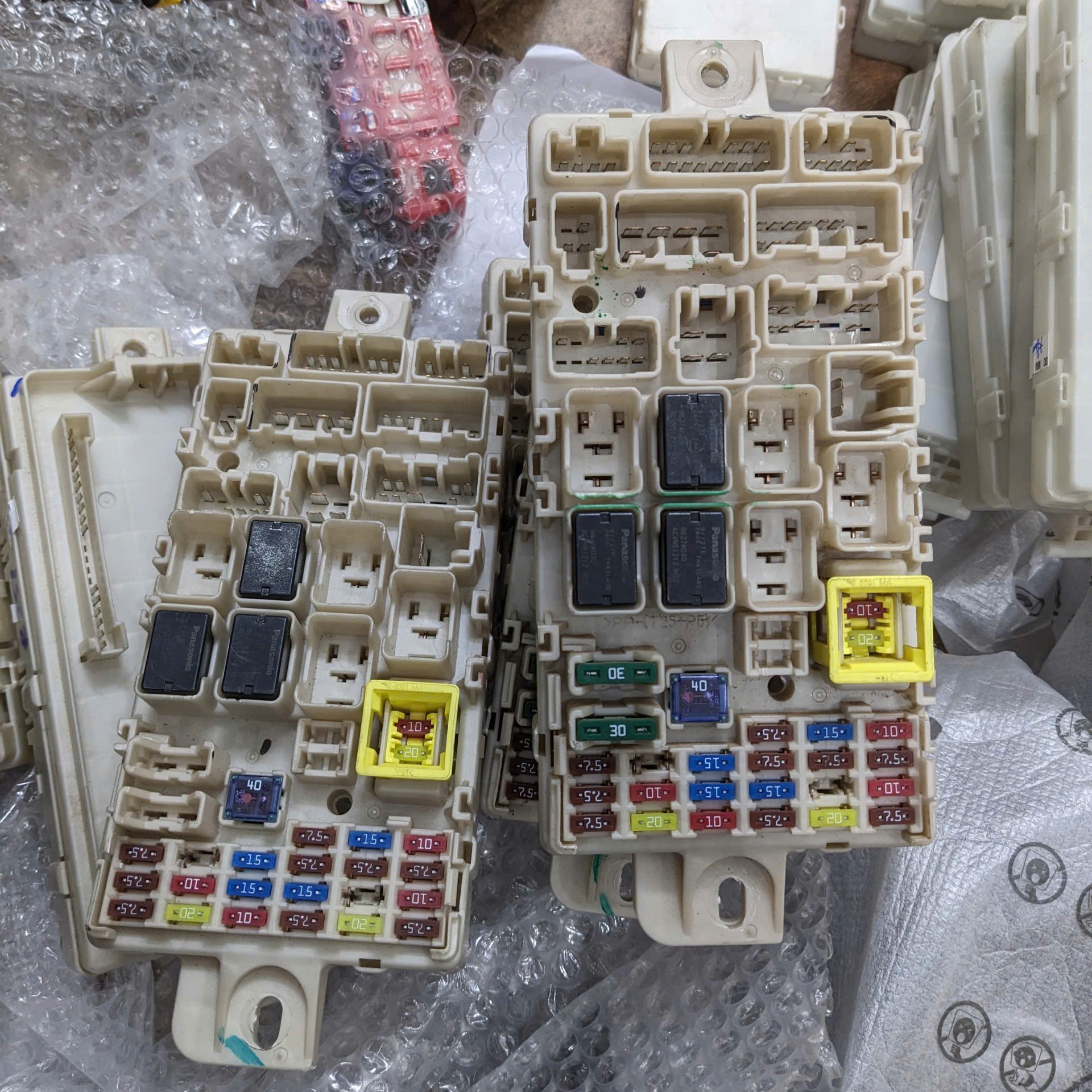 bãi 8565A370 thân hộp cầu chì trong táp lô xe  Mitsubishi Triton máy xăng và dầu (1693=B252/B251 or A753)4481B=B251