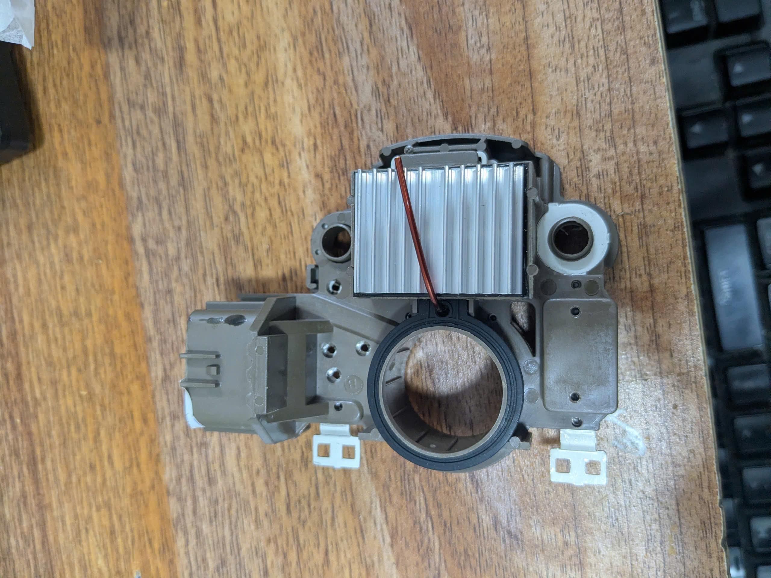 Bộ Ic máy phát điện gồm giắc cắm và chổi than cổ góp Xe Mitsubishi Triton 2008- 2018, Mitsubishi Pajero Sport 2010-2018