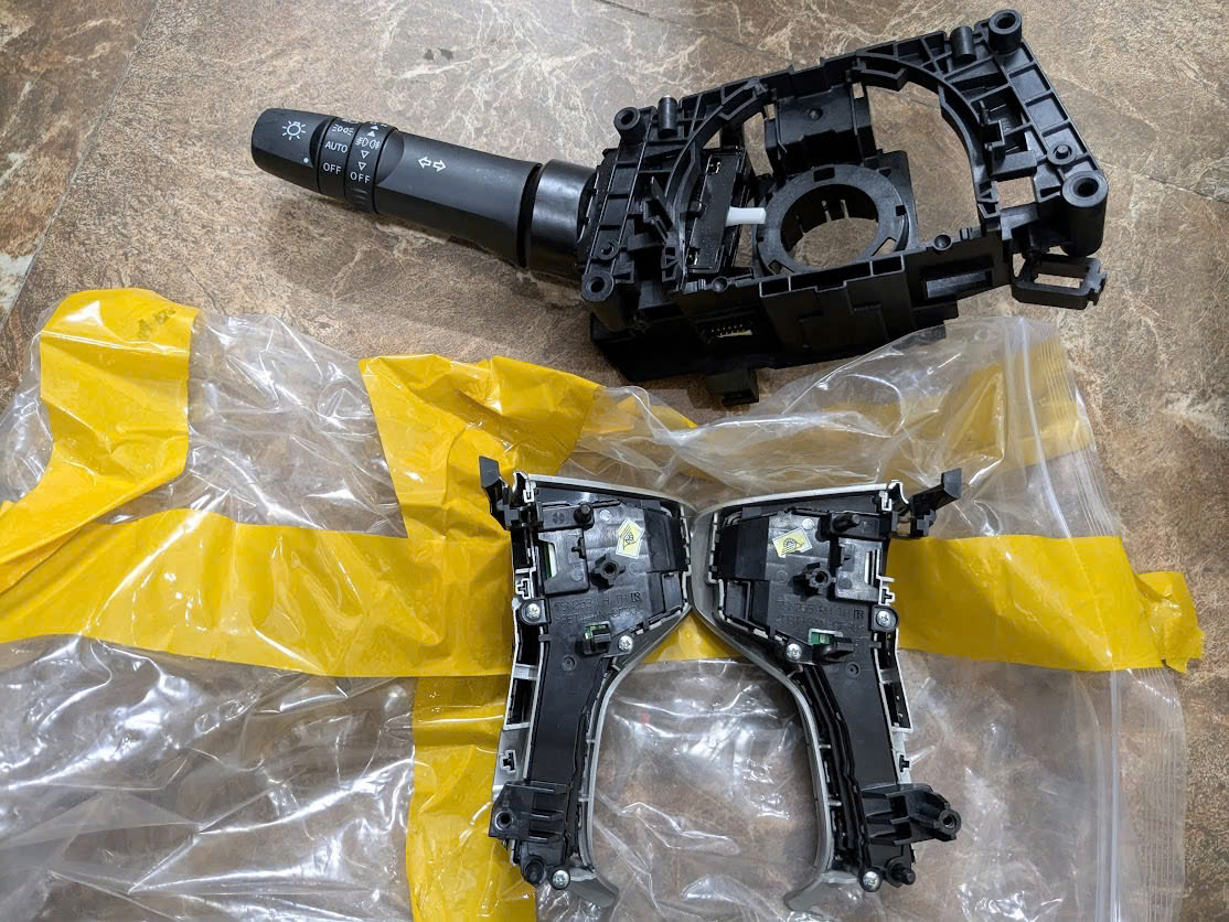 Công tắc vô lăng  cruise control và âm lượng Mitsubishi Pajero Sport  Triton (cancel+Res+/set-+đồng hồ) gas tự động